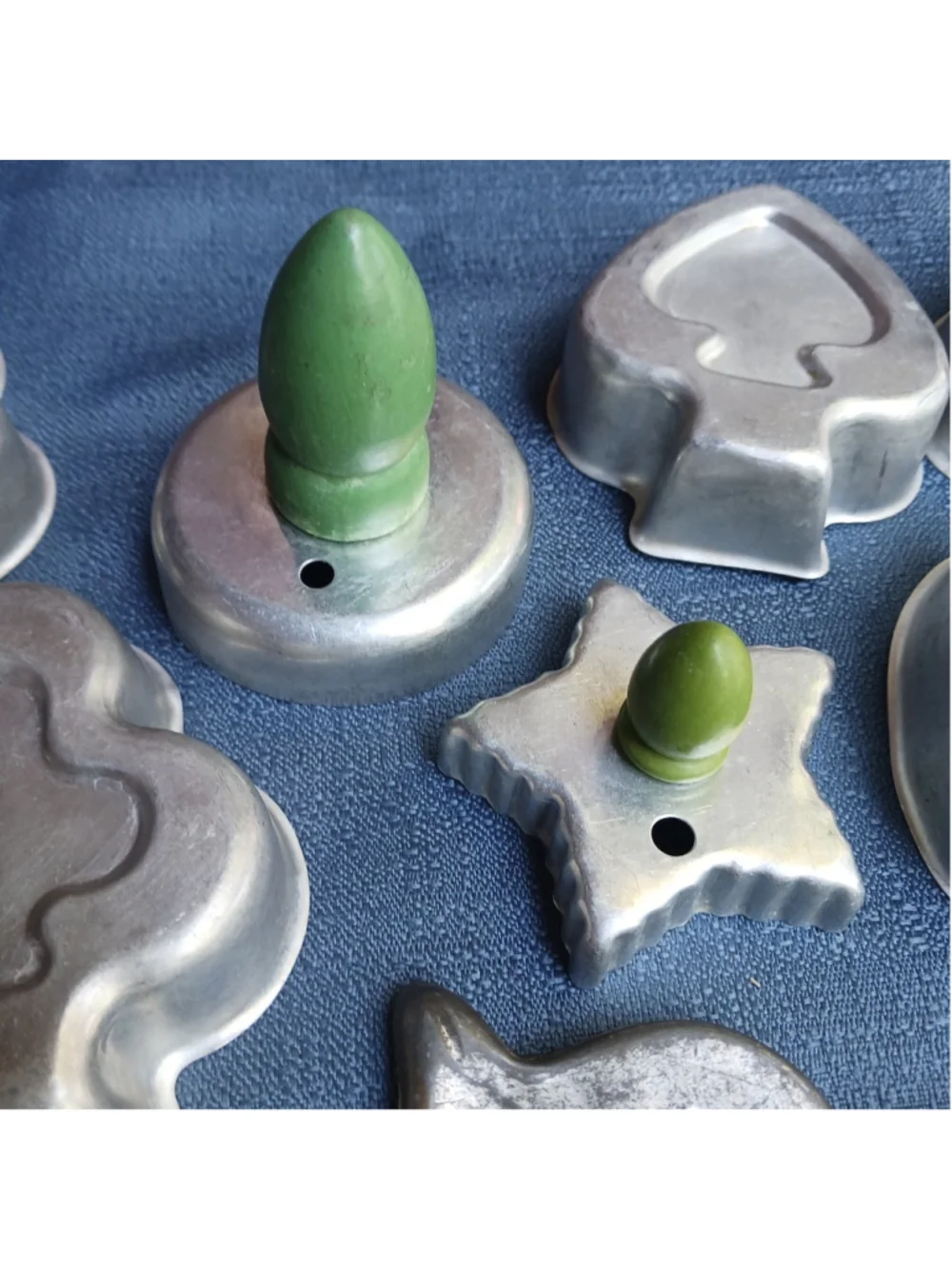 Lot Of Vintage Metal Cookie Cutters Biscuit Green Handle, Crinkle, Hearts Etc
